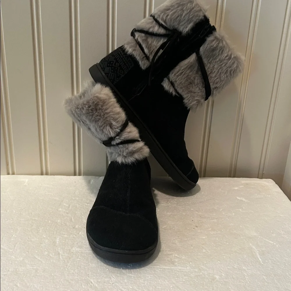 Toms kids Suede Nepal Eskimo style Faux Fur Boots ZipUp wrap around cord Size 2